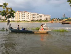 Video: Cần Thơ ngập nặng, dân dùng xuồng di chuyển trên đường