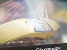 Mâu thuẫn vì không nhường đường, tài xế xe buýt đâm vào taxi