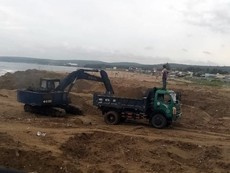 Video: Múc nhiều hố sâu trên bờ biển để khai thác cát