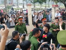 Video: Khá 'bảnh' xuất hiện tại tòa 'anh em xã hội' réo gọi