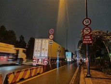 Video: Xe tải, xe container vô tư đậu trước biển cấm ở TP.HCM