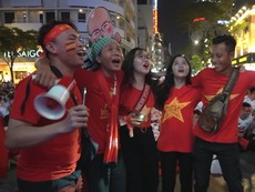 Phố đi bộ vỡ òa khi Đức Chinh ghi bàn thắng vàng