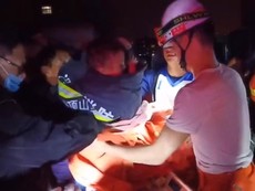 Hồi hộp giải cứu bé nhỏ rơi xuống giếng trong đêm