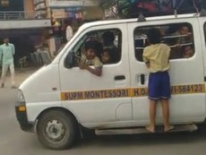 Bắt giam tài xế để học sinh đu ngoài xe vì quá chật