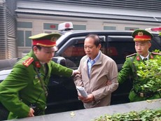 Video: Áp giải bị cáo Nguyễn Bắc Son, Trương Minh Tuấn đến tòa