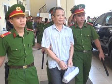 Video: Tòa tuyên trả hồ sơ vụ cựu bí thư thị xã Bến Cát