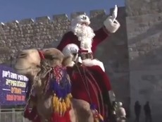 Lạ với ông già Noel cưỡi lạc đà đi phát quà Giáng sinh