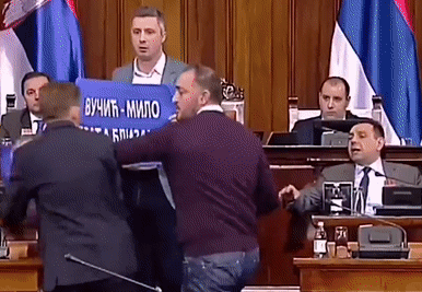 Nghị sĩ Serbia ẩu đả loạn xạ ở Quốc hội