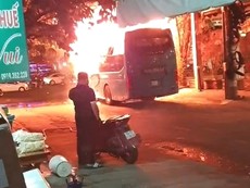 Video: Xe khách cháy dữ dội ở quận Tân Bình