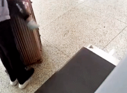 Video: Bỏ con trai 3 tuổi vào băng chuyền quét an ninh sân bay