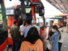Bến xe Miền Tây tấp nập người dân về quê ăn tết