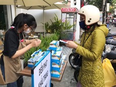 Video: Hàng loạt cửa hàng phát khẩu trang miễn phí ở Đà Nẵng