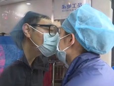 Vì Corona, nữ y tá phải hôn bạn trai qua cửa kính