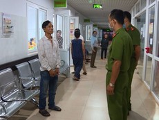 Vào bệnh viện vờ mượn điện thoại gọi rồi tẩu thoát