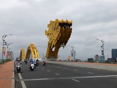 Đường phố Đà Nẵng vắng ngắt, không bóng dáng taxi