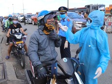 Video: Kiểm tra y tế hàng ngàn xe vào TP.HCM, phòng COVID-19