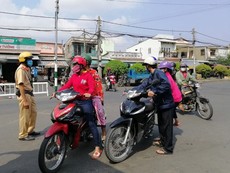 Video: Nhiều xe máy buộc quay đầu tại phà Cát Lái