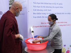 Phật tử góp sức mở ATM gạo phát cho người nghèo