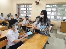 Học sinh đội nón ngăn giọt bắn ảnh hưởng đến thị lực ra sao?
