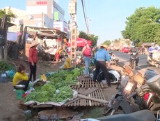 Lấn đường họp chợ, nguy cơ mất ATGT trên quốc lộ 14