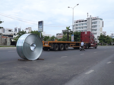 Hai cuộn thép hàng chục tấn rơi từ xe container xuống đường