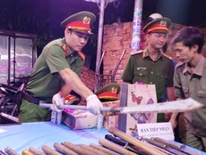 Người dân chợ đầu mối Thủ Đức nộp nhiều lựu đạn, dao, kiếm
