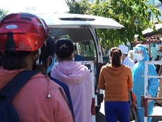 Bệnh viện quá tải, chuyển hàng trăm người đến khu cách ly mới