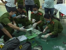 Khởi tố 2 đối tượng vận chuyển thuê 200 kg ma túy đá