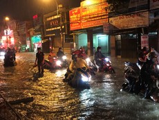 Ngập nặng, cả tuyến đường Phan Huy Ích tê liệt