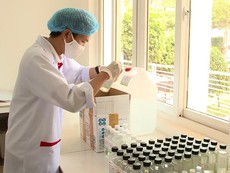 Tặng nước rửa tay sát khuẩn miễn phí cho cộng đồng