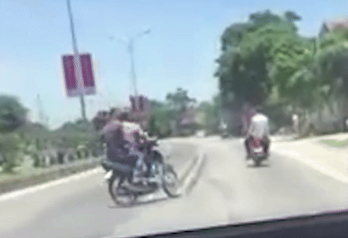 Xôn xao clip nhóm thanh niên đi xe máy lạng lách trước xe ô tô