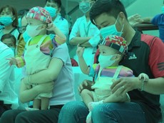 Gặp Trúc Nhi - Diệu Nhi đón Tết trung thu trong bệnh viện