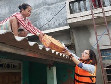 Video: Báo Pháp Luật TP.HCM vượt lũ trao quà cho 200 hộ dân