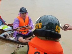 Công an tất bật cứu nạn, mang thực phẩm cho dân vùng lụt