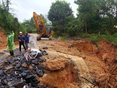 Video: Bà con vùng lũ đang rất cần lương thực, thực phẩm