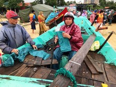 Quảng Bình: Ngư dân ‘góp’ thuyền cứu trợ người dân vùng lũ