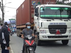 Bỏ giờ cấm xe tải đường Nguyễn Duy Trinh, người dân bất an