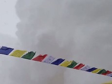 Clip: Thoát chết sau trận lở tuyết trên đỉnh Everest