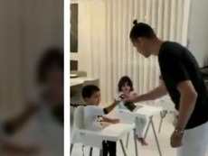 Cách ly ở nhà Ronaldo dạy con rửa tay