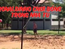 Ronaldinho chơi bóng trong nhà tù giết thời gian