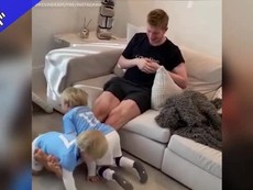 Video Kevin De Bruyne làm 'vú em'