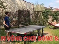 Cao thủ nằm võng chơi bóng bàn