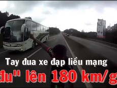 Tay đua liều lĩnh 'đu' tốc độ 180 km/giờ
