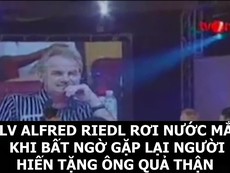 HLV Riedl từng xúc động khóc trước người hiến thận cho mình