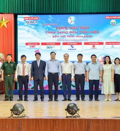 Chùm ảnh chương trình 'Cùng ngư dân thắp sáng đèn trên biển' tại Nam Định