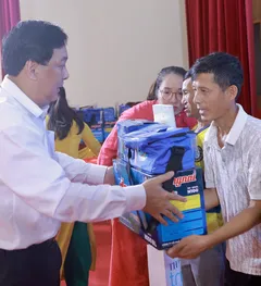 Chùm ảnh 'Cùng ngư dân thắp sáng đèn trên biển' tại Nghệ An