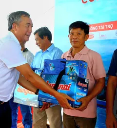 Chùm ảnh chương trình "Cùng ngư dân thắp sáng đèn trên biển" tại TP Huế