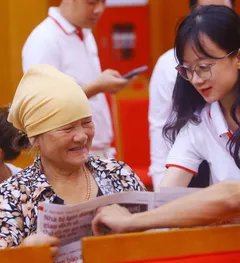 Sáng nay, chương trình 'Cùng ngư dân thắp sáng đèn trên biển' đến với Quảng Ninh