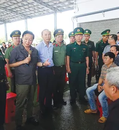 Ngày 16-10, Phó Thủ tướng Chính phủ Trần Hồng Hà hỏi thăm tình hình đời sống, đánh bắt thủy sản của bà con ngư dân ở thị trấn Sông Đốc (huyện Trần Văn Thời, Cà Mau) về nỗ lực chống khai thác IUU.