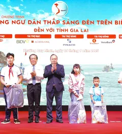 'Cùng ngư dân thắp sáng đèn trên biển': Chung tay xây dựng cộng đồng ngư dân văn minh